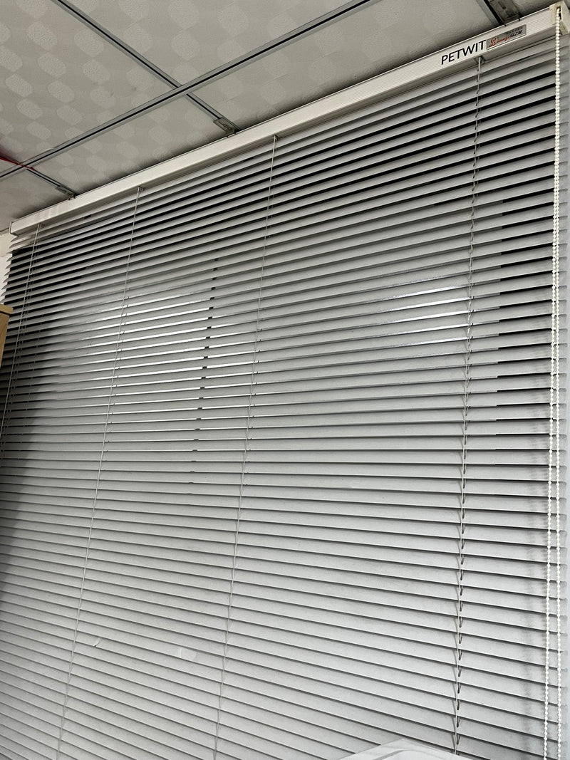 PETWIT Indoor window blinds being shades